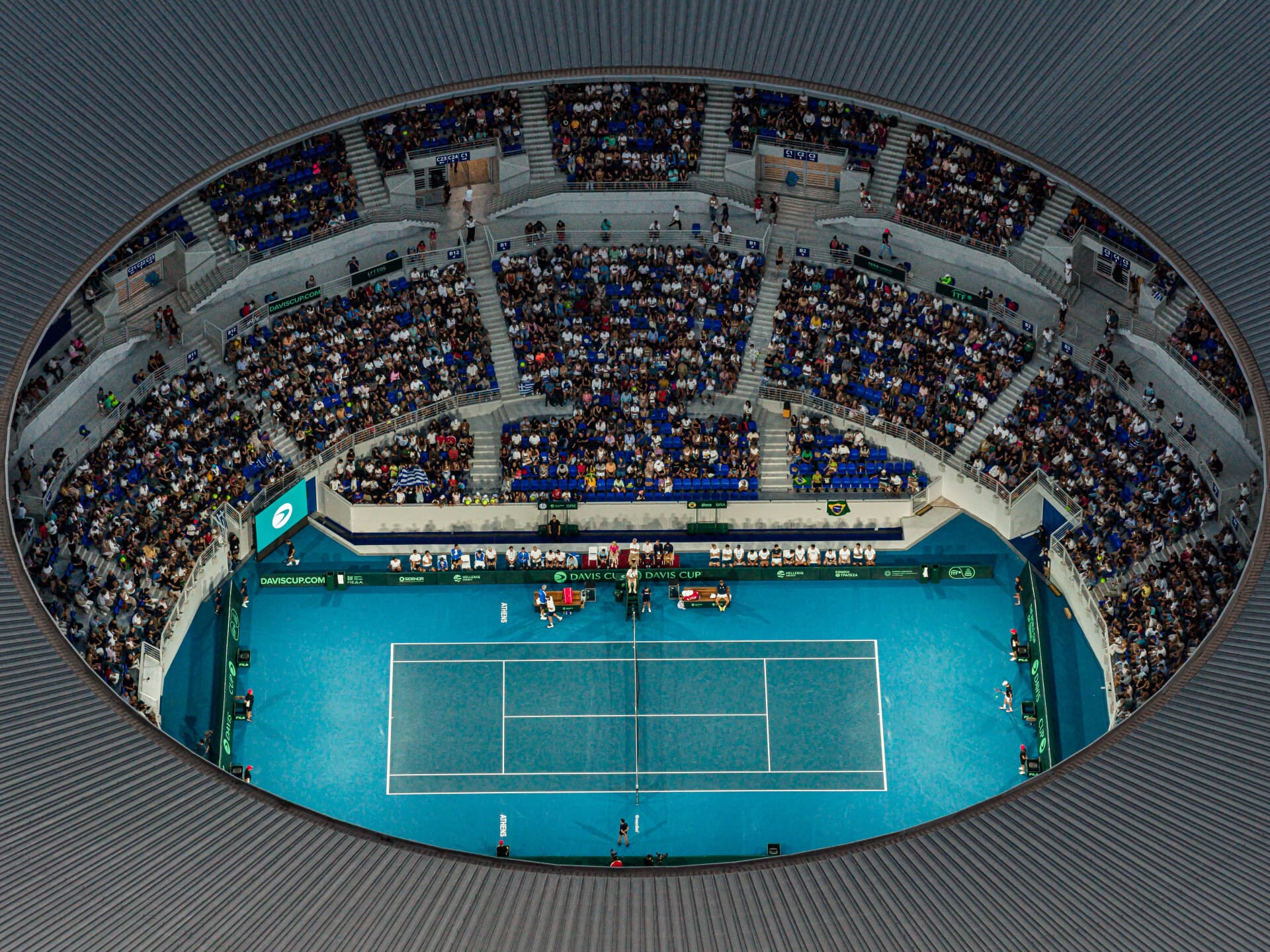 Davis Cup στο ΟΑΚΑ, 14 Σεπτεμβρίου 2025 — πανοραμική άποψη του Κεντρικού Γηπέδου και του κοινού κατά τη διάρκεια του αγώνα.
